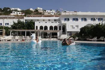 Armadoros Hotel / Ios Backpackers